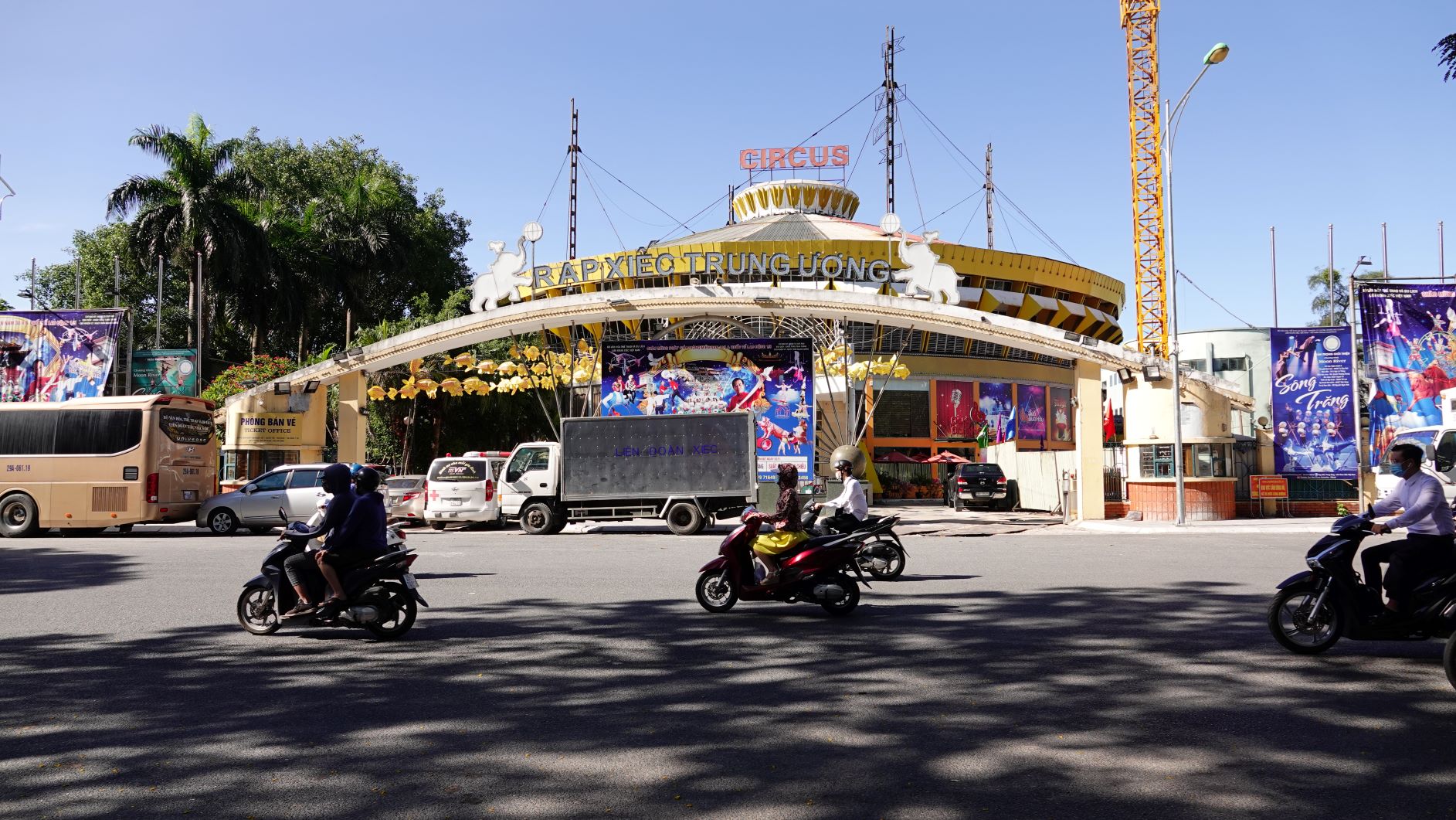 Cứu[-]hộ[-]bốn[-]cá[-]thể[-]gấu[-]tại[-]Rạp[-]xiếc[-]Trung[-]Ương[-]Hà[-]Nội